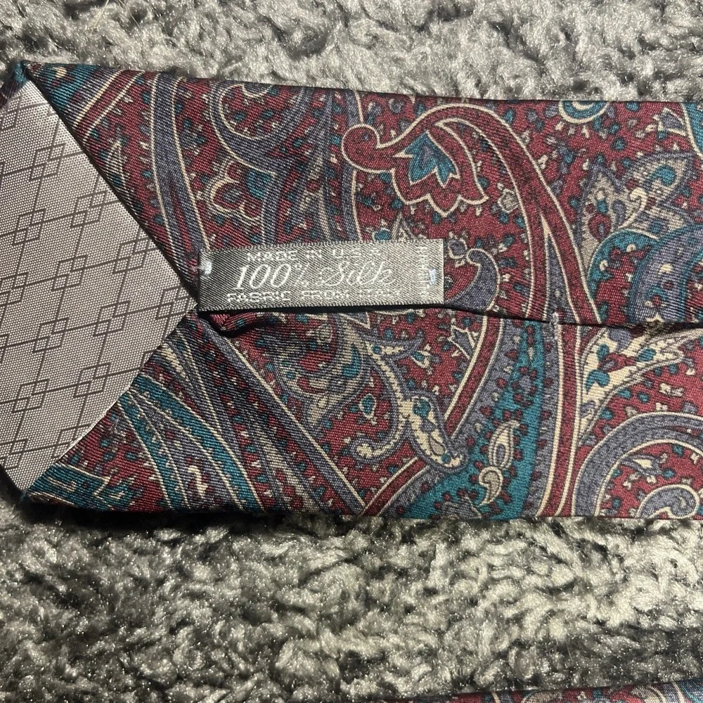 VTG Geoffrey Beene Paisley Made In‎ USA Italian Silk Fabric Neck Tie